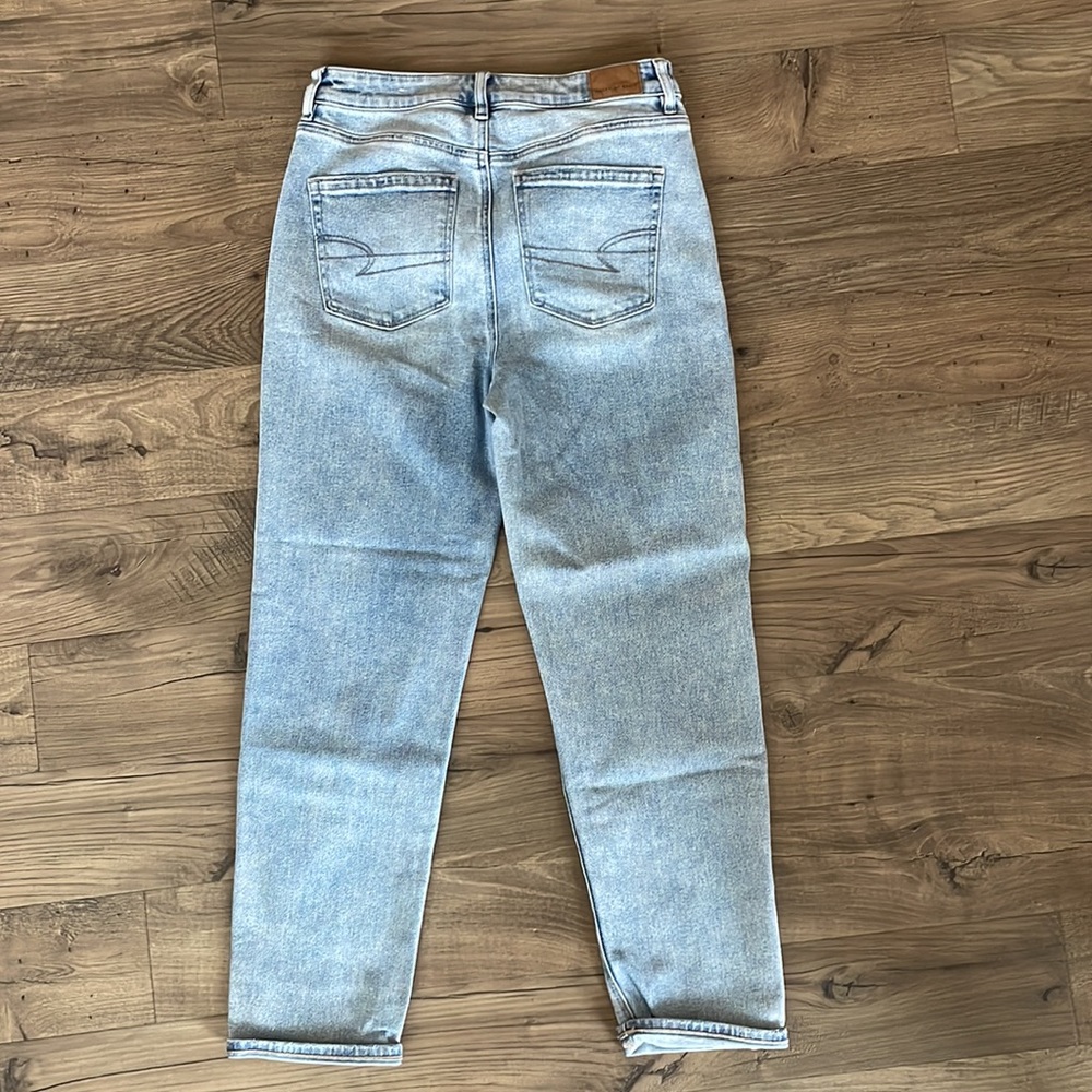 LIKE NEW American Eagle Mom Jeans Size 4 - Picture 9 of 11